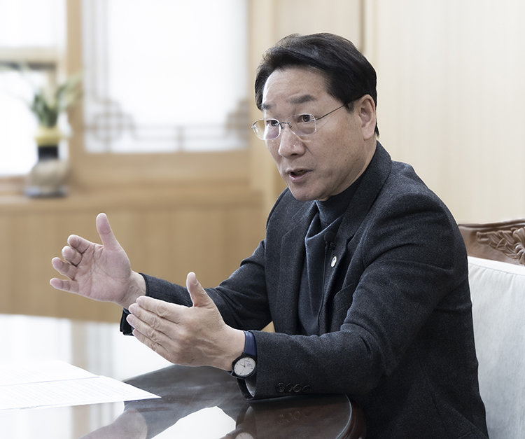 유정복 인천시장이 3월 10일 인천시청에서 기자의 질문에 답하고 있다. 박해윤 기자 