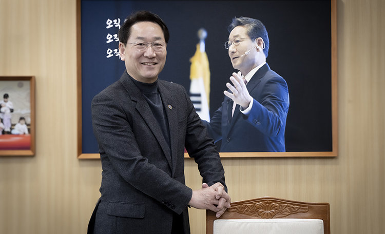 유정복 인천시장이 3월 10일 신동아와의 인터뷰에 앞서 인천시청 집무실에서 사진 촬영을 하고 있다. 박해윤 기자