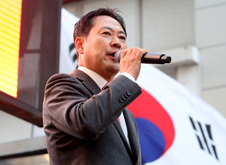 장동혁 국민의힘 대표가 2025년 11월 28일 대구 중구 동성로에서 열린 ‘민생회복 법치수호 대구 국민대회’에서 연설하고 있다. 뉴스1