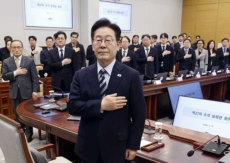 이재명 대통령이 3월 12일 청와대에서 열린 수석·보좌관 회의에서 국민의례를 하고 있다. 청와대사진기자단