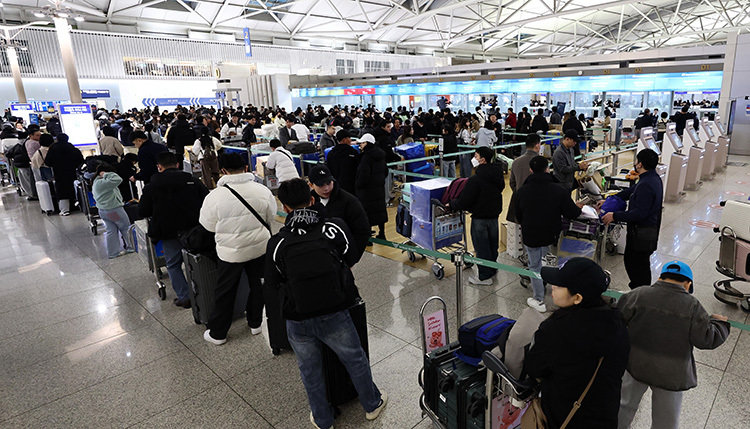 2월 12일 오전 인천국제공항 1터미널 출국장에 줄을 선 이용객의 모습. 이들 중에는 출국에 필요한 서류를 준비하는 사람도 종종 보인다. 뉴스1