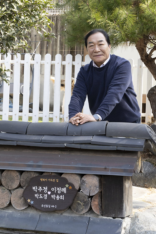 ‘선생 박주정과 707명의 아이들’의 저자인 박주정 전 진남중학교 교장. 전남 화순군 도곡면에 작은 집을 짓고 매주 이틀은 대학 강의, 나흘은 전국 학부모 강의, 주일은 교회에서 기도와 간증을 하며 살고 있다. 박주정 선생님의 블로그 ‘blog.naver.com/2664029’를 보면 최근 활동 소식이 소개돼 있다. 박해윤 기자