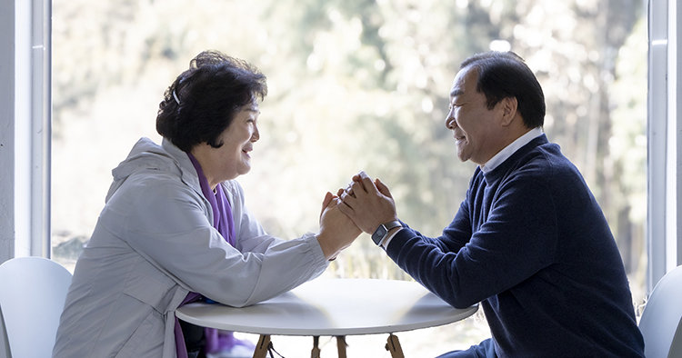 ‘참스승’ 박주정 선생 뒤에는 통 큰 아내 이정례 씨의 헌신이 있었다. 두 손을 맞잡은 부부. 박해윤 기자