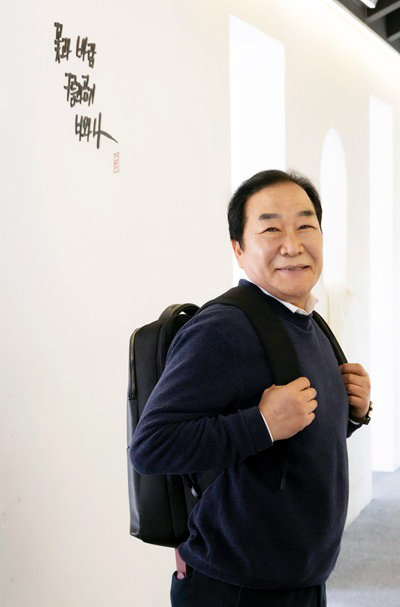 박주정 선생님은 2015년 광주시교육청 민주인권생활지원과장 재직 시 24시간 위기학생 신속대응팀‘부르미’를 창설했다. ‘부르면 즉시 달려간다’는 의미의 ‘부르미’는 자살 등 위기상황에 처한 학생이 전화로 요청하면 24시간 언제든지 30분 안에 긴급 출동하는 조직이다. ‘언제든 달려간다’ ‘끝까지 책임진다’ ‘모두가 함께한다’는 3대 핵심과제를 만들고 교육청, 지자체, 경찰, 소방서 등 관련기관과 전문가가 함께 문제를 해결하도록 했다. 박해윤 기자