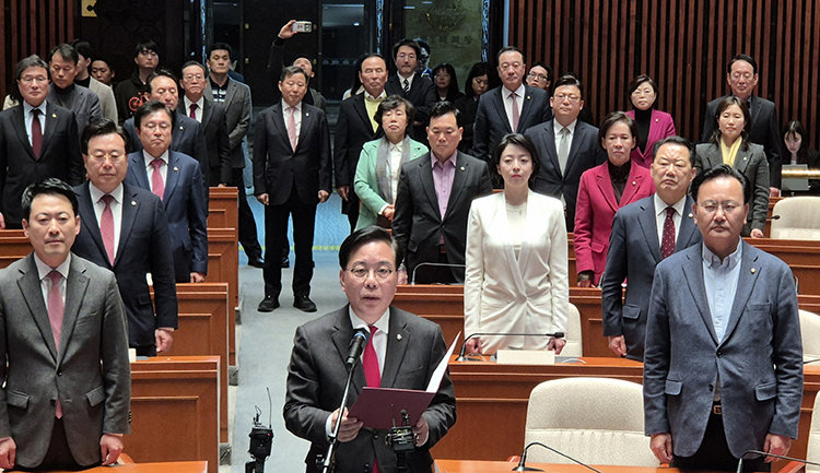 3월 9일 송언석 국민의힘 원내대표가 국민의힘 107명 의원 전원 명의의 이른바 ‘절윤 결의문’을 발표하고 있다. 뉴시스