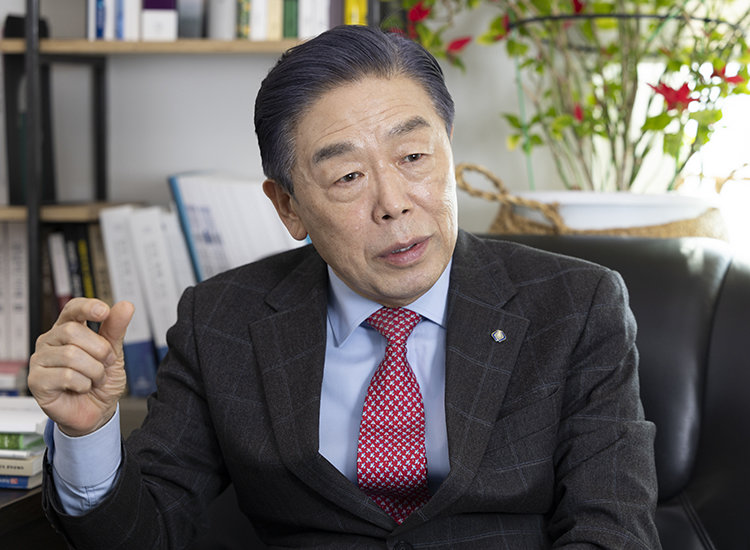 김형석 전 독립기념관장은 “정치적 목적의 감사 여부와 공공기관 자율성 침해 문제의 심각성에 대한 법적 판단을 받고 싶다”고 말했다. 조영철 기자 