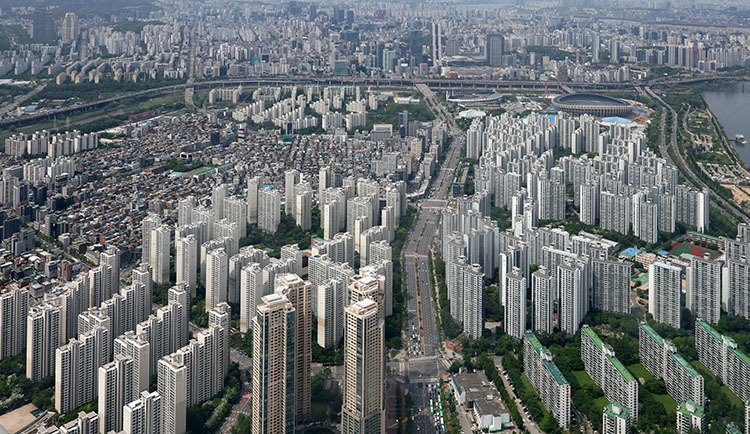 부동산 세금을 절세할 수 있는 가장 기본적 방법은 부부 공동명의를 활용하는 것이다. 사진은 서울 아파트 단지. 뉴시스