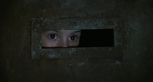 아버지의 말 덕분에 안심한 아들은 좁은 틈 사이로 세상을 천진하게 바라본다. IMDB