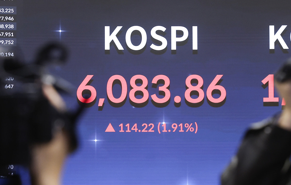 코스피가 6000선을 넘어선 2월 25일 서울 영등포구 한국거래소 전광판. 뉴시스