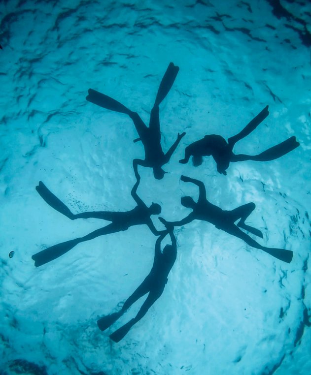 프리다이빙은 안전을 위해 버디(짝)를 정해 서로 상태를 확인하며 진행한다.