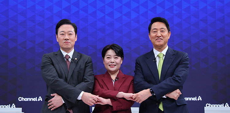 4월 10일 채널A에서 열린 국민의힘 서울시장 2차 비전 토론회에 앞서 박수민·윤희숙·오세훈(왼쪽부터) 후보가 손을 맞잡고 있다. 동아DB