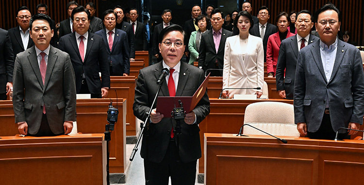 송언석 국민의힘 원내대표(맨 앞)가 3월 9일 국회에서 소속 의원 일동 명의의 결의문을 낭독하고 있다. 이날 국민의힘 의원 전원은 “윤석열 전 대통령의 정치적 복귀를 요구하는 일체의 주장에 명확히 반대한다”고 밝혔다. 동아DB