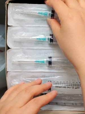 4월 14일 서울의 한 병원에서 병원 관계자가 주사기 재고분을 확인하고 있다. 뉴스1