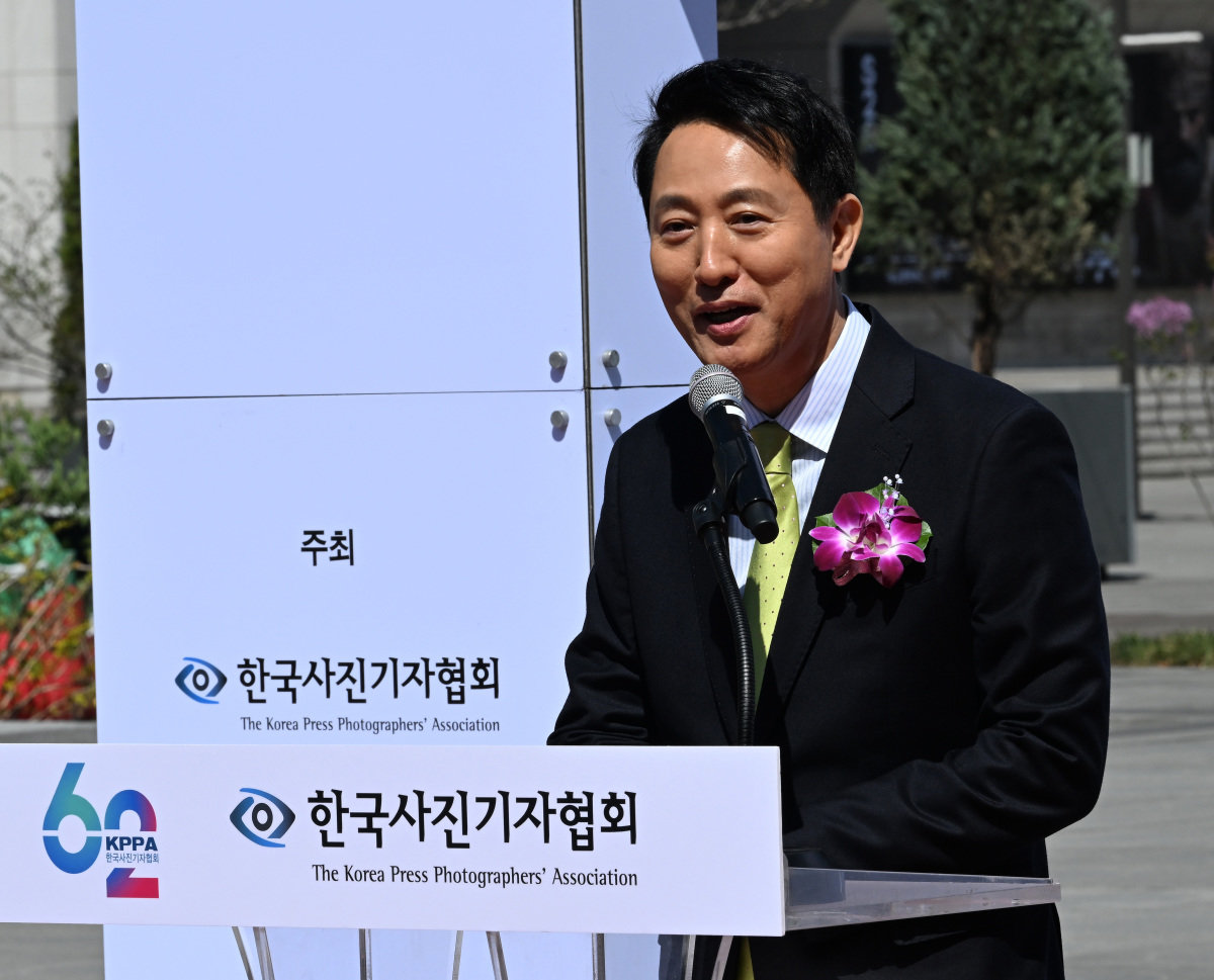 오세훈 현 서울시장이 18일 6·3 지방선거 국민의힘 서울시장 후보 경선에서 서울시장 후보로 선출됐다.  사진은 4월  7일 서울 광화문광장 놀이마당에서 열린 제62회 한국 보도사진전 개막식에서 축사를 하는 모습. 사진공동취재단
