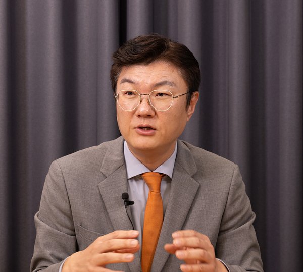 김정철 개혁신당 서울시장 후보가 4월 6일 서울 충정로 ‘신동아’ 인터뷰룸에서 기자의 질문에 답하고 있다. 이상윤 객원기자