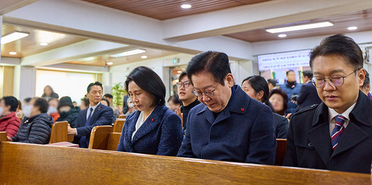 이재명 대통령(가운데)과 김혜경 여사(왼쪽), 김남준 당시 청와대 대변인이 2025년 12월 25일 인천 계양구 해인교회를 방문해 성탄 예배를 드리고 있다. 대통령실