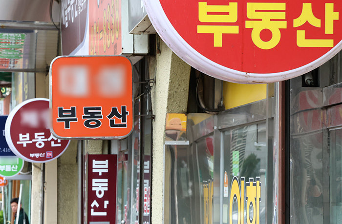 서울 인근 지역에 공인중개사무소가 늘어서 있다. 공인중개사무소에서 가계약금을 주고받곤 하는데 이는 법적 보호를 받기 어려울 수도 있다. 뉴스1