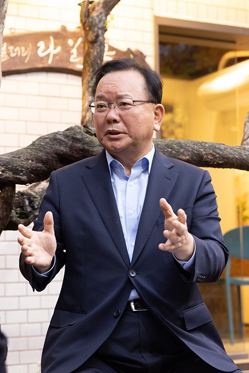 4월 11일 김부겸 더불어민주당 대구시장 후보가 대구 중구 일제강점기 저항시인 이상화 생가터 ‘라일락뜨락1956’에서 ‘신동아’와 인터뷰하고 있다. 이상윤 객원기자