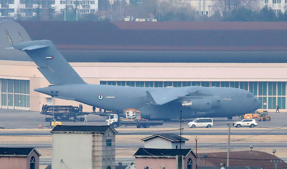 3월 9일 대구 K2 공군기지에서 아랍에미리트(UAE) 공군 C-17 수송기가 천궁-Ⅱ 유도탄으로 추정되는 물자를 싣는 모습이 포착됐다. 뉴스1 제공