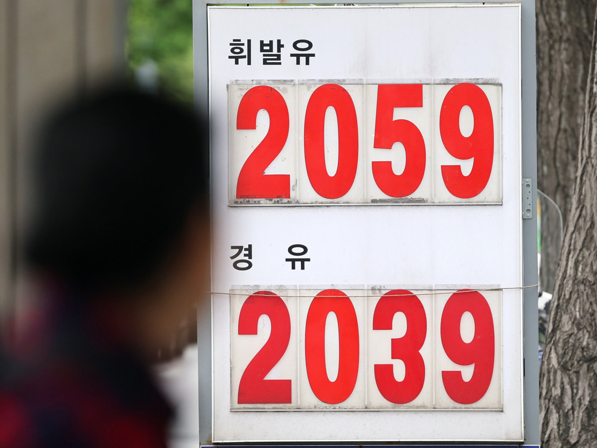 4월 22일 서울시내 한 주유소에 휘발유와 경유 가격이 표시돼 있다.  한국은행이 이날 발표한 '2026년 3월 생산자물가지수(잠정)'에 따르면 지난달 생산자물가지수는 125.24(2020년=100)로 전월 대비 1.6% 올랐다. 중동 전쟁으로 인한 국제 유가 상승의 영향으로 석탄 및 석유제품이 31.9% 급등했고, 화학제품도 6.7% 상승했다. 뉴스1