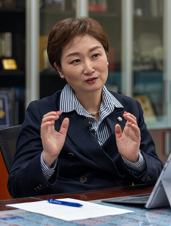 이언주 더불어민주당 최고위원이 4월 7일 서울 여의도 국회에서 ‘신동아’와 인터뷰하고 있다. 홍태식 객원기자