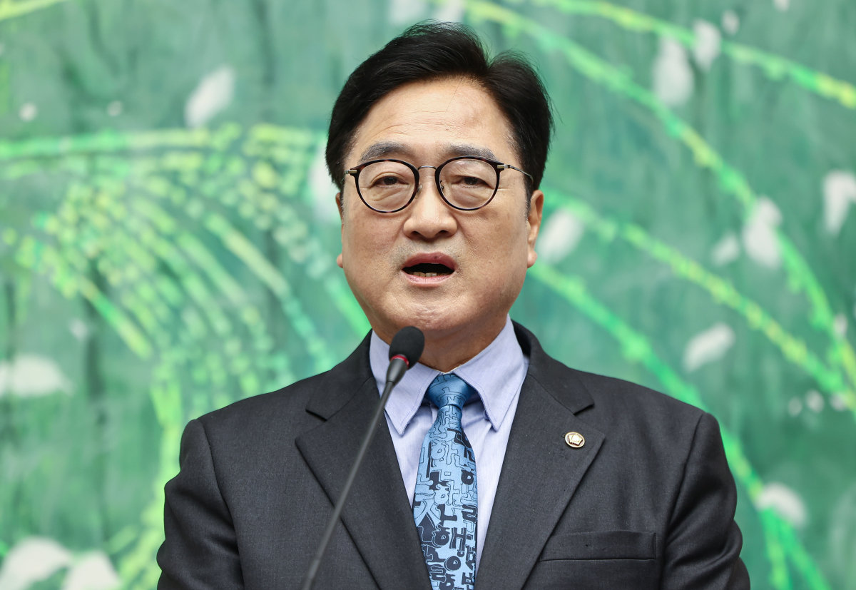 우원식 국회의장이 4월 27일  국회에서 개헌과 관련해 국민의힘의 참여를 촉구하는 내용의 기자회견을 하고 있다. 뉴스1