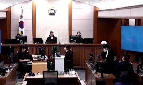김건희 여사가 4월 28일  서울고등법원에서 열린 자본시장법 위반·정치자금법 위반·특정범죄가중처벌법상 알선수재 혐의 등 항소심 선고 공판에서 선고를 받고 있다. 서울고등법원