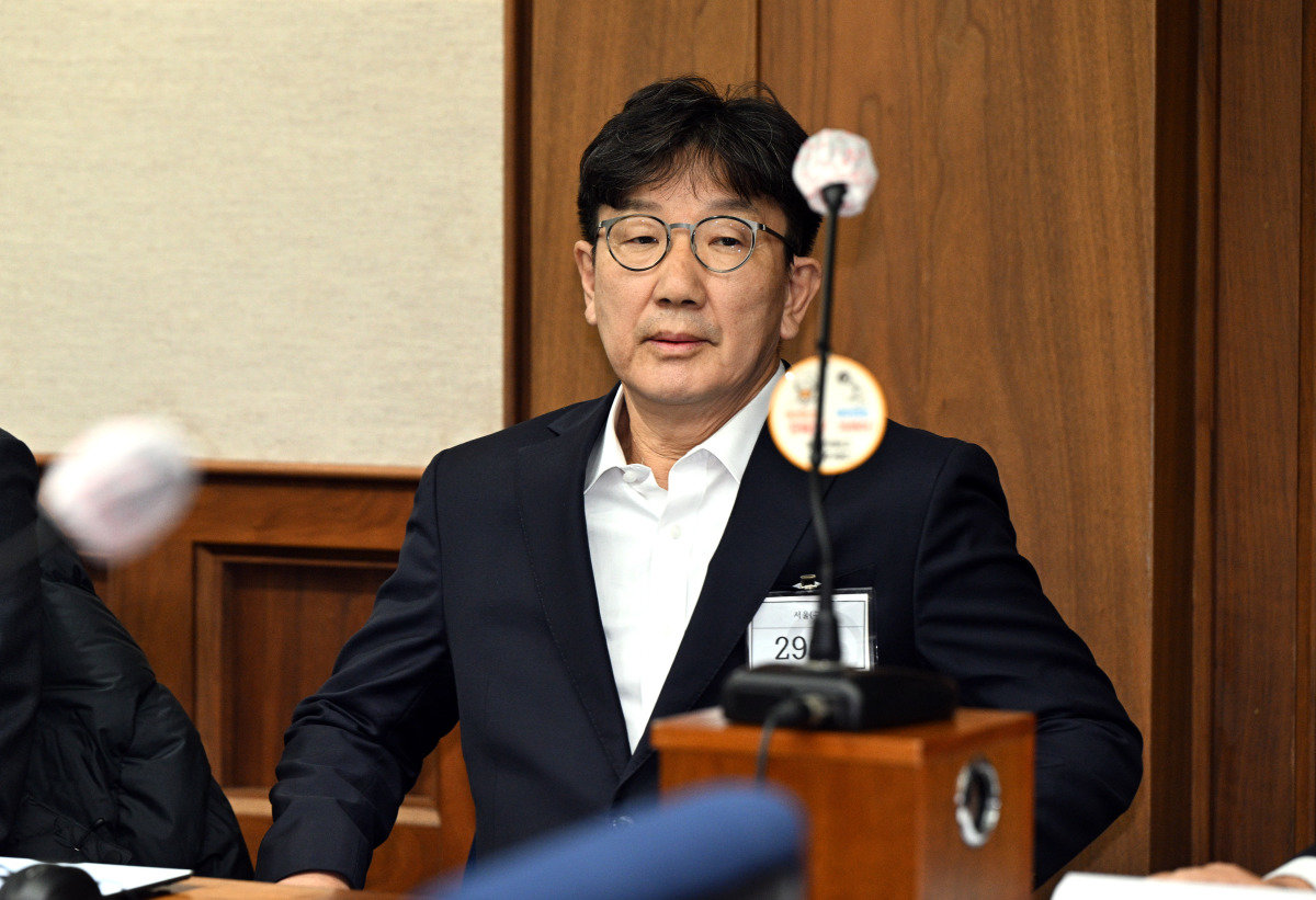 권성동 국민의힘 의원이 2025년 11월 3일 서울중앙지법에서 정치자금법 위반 혐의 1차 공판에 출석해 자리에 앉아 있다. 뉴스1