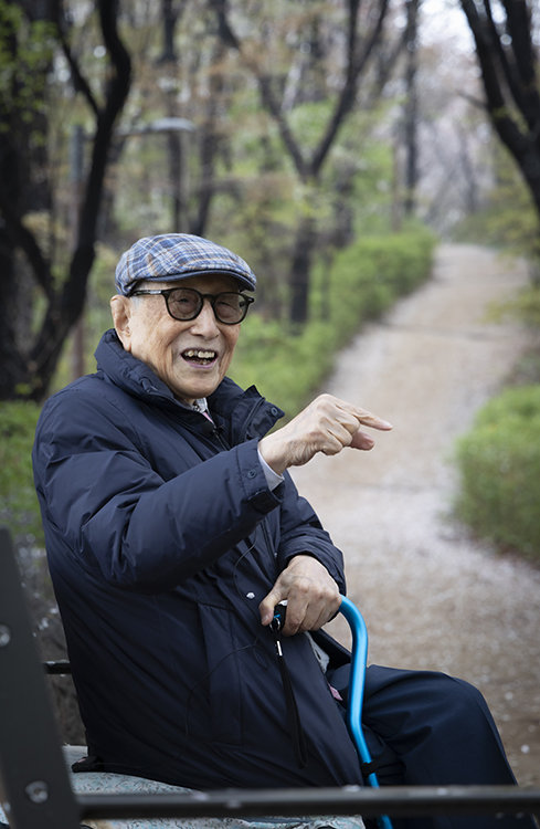 김형석 연세대 명예교수가 서울 서대문구 연희동 ‘작은 안산’에 조성된 ‘철학자의 길’을 소개하고 있다. 박해윤 기자