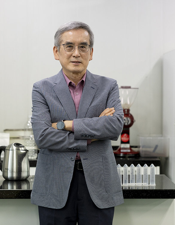 이계호 충남대 명예교수는 “한국 전통 장에 많이 들어 있는 유익균은 위 소화 과정에 죽지 않고 대장까지 이동해 장운동을 돕는다”고 강조했다. 지호영 기자