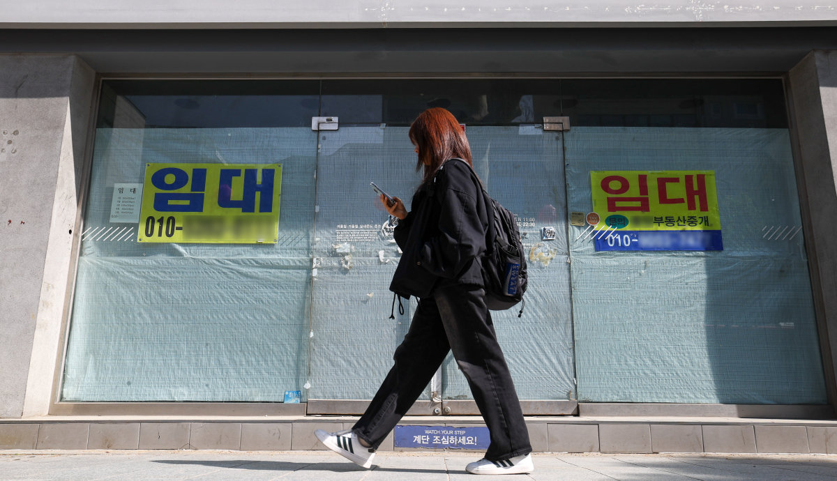 4월 29일 서울 종로2가 대로변 건물에 ‘임대’ 안내문이 붙어 있다. 뉴스1