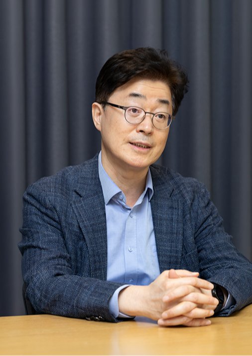 한국민속학회와 한국문화인류학회 회장을 역임한 강정원 서울대 인류학과 교수는 MZ 세대에 불고 있는 사주 열풍을 넘어 ‘케이팝 데몬 헌터스’에 표현된 샤머니즘 등을 ‘민속의 귀환’이라고 말한다. 조영철 기자