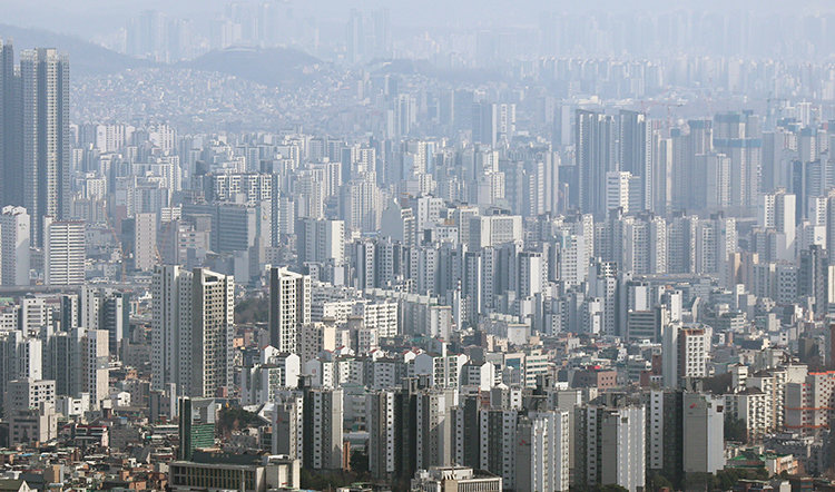 부동산 상속 때는 감정평가를 받는 게 유리할 수 있다. 사진은 서울의 아파트 단지 전경. 뉴스1