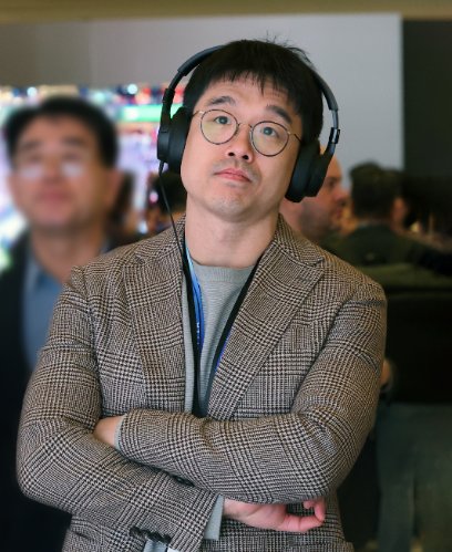이선호 CJ그룹 미래기획실장이 1월 7일(현지 시간) 미국 네바다주 라스베이거스 윈호텔에 마련된 ‘CES 2026 삼성전자 단독 전시장’에서 제품을 살펴보고 있다. 뉴스1