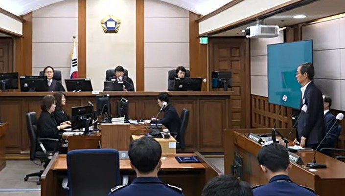 한덕수 전 총리(오른쪽)가 7일 오전 서울 서초구 서울고등법원에서 열린 내란중요임무 종사 등 2심 선고 공판에 출석해 선고를 받고 있다. 이날 항소심 재판부는 한 전 총리에게 징역 15년을 선고했다. 뉴스1