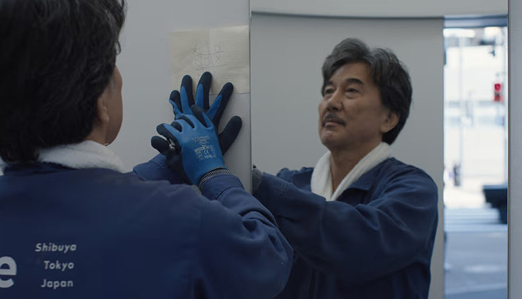 거울 앞에 선 히라야마의 고요한 눈빛은 보이지 않는 자리에서도 자신의 하루를 정성껏 살아내는 사람의 품위를 보여준다. 네온 영화배급사 웹사이트