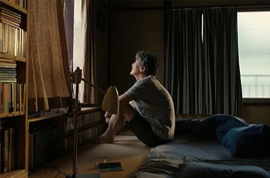 하루의 끝, 책과 침묵 곁에 머무는 시간은 별일 없는 일상이 오히려 가장 깊은 위로가 될 수 있음을 전한다. IMDB