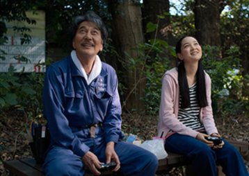 나무 사이로 스며드는 빛을 올려다보는 이 장면은 평범한 하루에 스며드는 따뜻한 만남의 순간을 담아낸다. IMDB