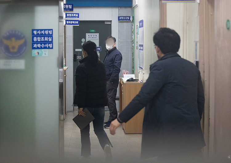 서울 서초경찰서 형사과 입구를 경찰 및 수사기관 관계자들이 드나들고 있다. 뉴스1