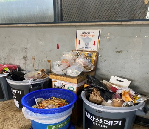 서울 송파구 잠실야구장 외야석 근처의 다회용기 수거함 위로 수거함 입구보다 큰 다회용기가 탑처럼 쌓여 있다. 박승현 인턴기자