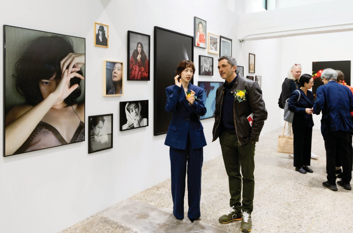 경기사진센터의 홍보대사인 배우 공성하(중앙대 사진학과 졸업·맨 왼쪽) 씨가 도슨트 역할을 하고 있다.