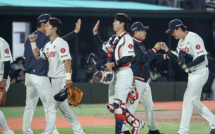 4월 28일 부산 사직야구장에서 열린 2026 KBO리그 키움 히어로즈와 홈경기에서 5-4로 승리한 롯데 자이언츠 선수들이 기뻐하고 있다. 롯데 자이언츠 웹사이트