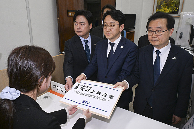 천준호 더불어민주당 의원과 국정조사특위 위원들이 4월 30일 국회 의안과에 ‘윤석열 정치검찰 조작기소 진상규명 특검법’을 제출하고 있다. 뉴시스
