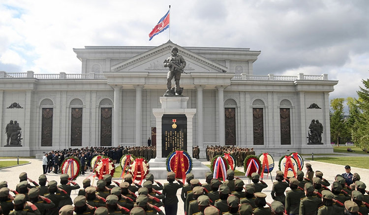 4월 29일 북한 평양 화성지구 해외군사작전 전투위훈기념관을 찾은 북한 군인들이 러시아 파병군으로 나섰던 참전 열사들을 기리는 행사에 참석하는 모습. 노동신문