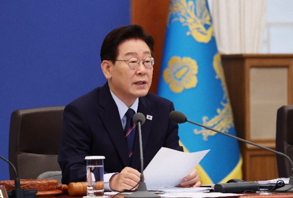이재명 대통령은 5월 12일 청와대에서 열린 제21회 국무회의에서 2002~2006년 ‘카드대란’ 당시 발생한 빚을 아직도 갚는 사람이 있다는 것을 언급하며 ‘배드뱅크 상록수’의 장기 연체 채권추심 문제를 지적했다. 청와대사진기자단