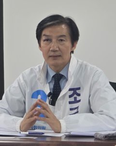 5월 13일 오전 평택 화양읍 건설 현장에서 조국 후보가 간담회를 열고 유권자들의 질문에 답하고 있다. 박세준 기자