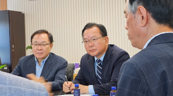 김부겸 더불어민주당 대구시장 후보(가운데)가 5월 14일 대구 달서구 보훈회관에서 보훈단체 관계자들로부터 민원을 청취하고 있다. 최진렬 기자