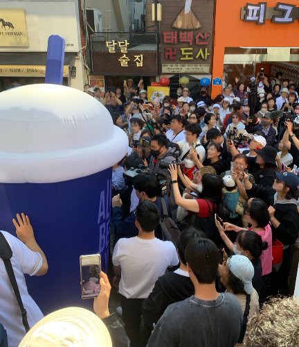 5월 14일 부산 덕천동 ‘젊음의 거리’에서 한동훈 후보 지지자들이 한 후보를 뒤따르고 있다.