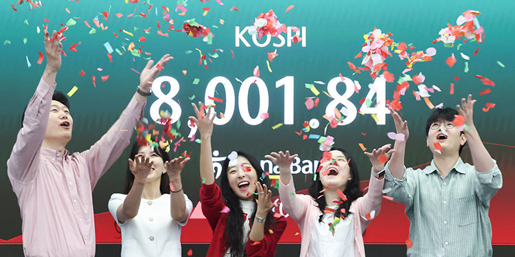 코스피가 장중 사상 처음으로 8000선을 돌파한 5월 15일 오전 서울 중구 하나은행 딜링룸에서 직원들이 축하 세리머니를 하고 있다. 뉴스1