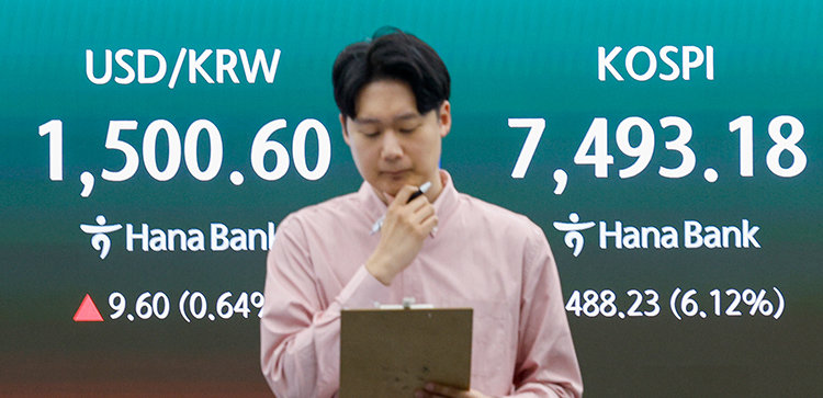 코스피가 장중 사상 처음으로 8000포인트를 돌파한 5월 15일 코스피는 전일 대비 6.12% 하락한 7493.18, 코스닥은 5.14% 하락한 1129.82로 거래를 마쳤다. 서울 중구 하나은행 본점 딜링룸에 종가가 나오고 있다. 뉴스1